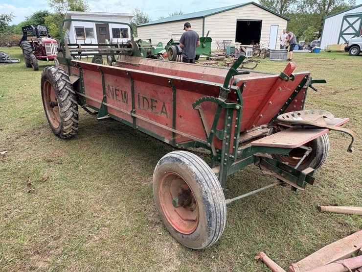 new-idea-ground-driven-manure-spreader-image-1