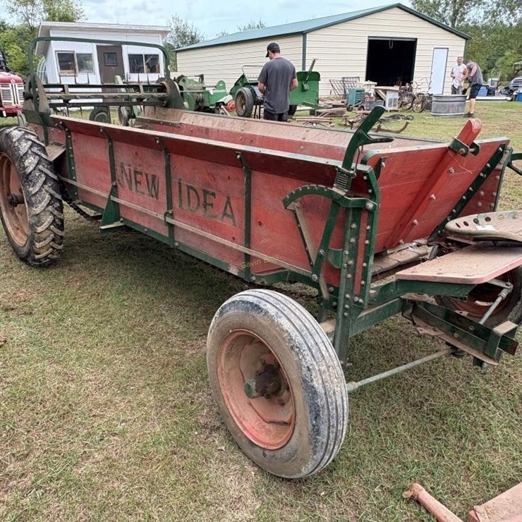 New Idea Ground Driven Manure Spreader