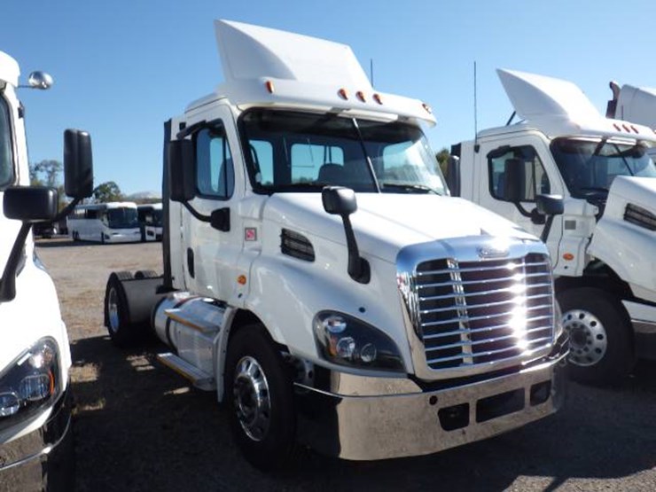 2017-freightliner-cascadia-113-image-2