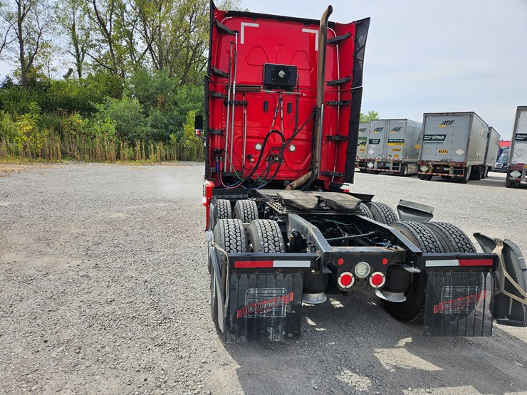 2019-freightliner-cascadia-126-image-14