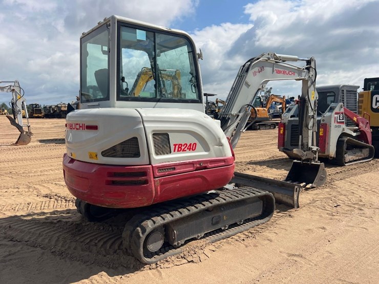 2021-takeuchi-tb240-image-4
