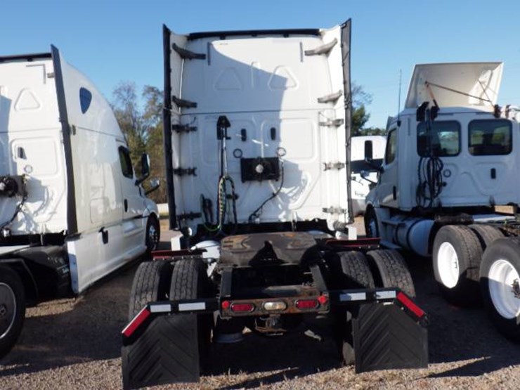 2019-freightliner-cascadia-126-image-7