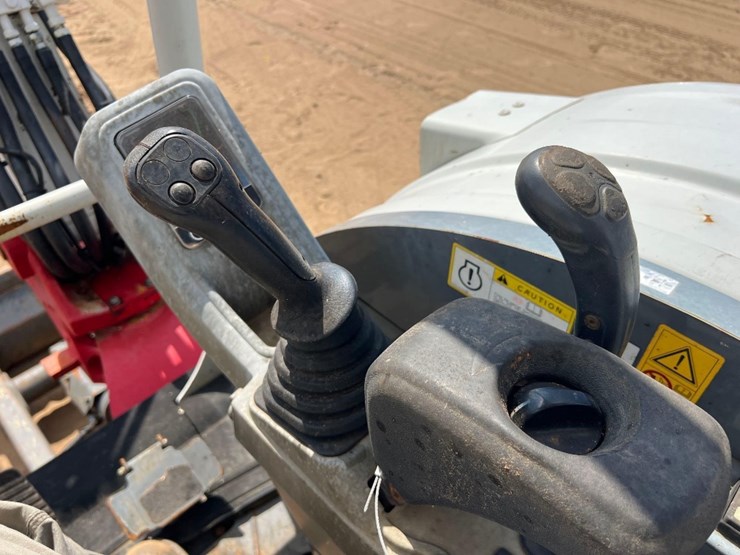 2018-takeuchi-tb240-image-32