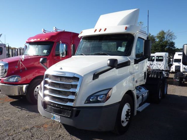 freightliner-cascadia-126-image-1