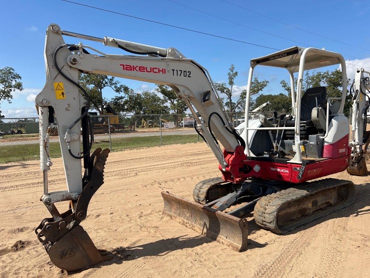 2018-takeuchi-tb240-image-8