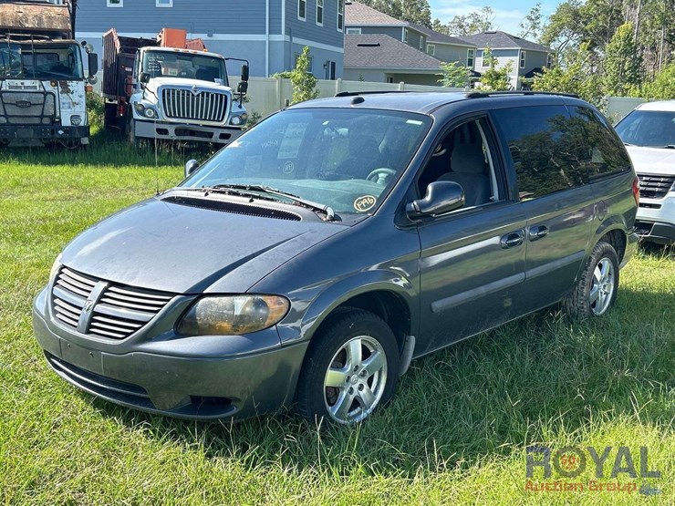 2005-dodge-caravan-image-1