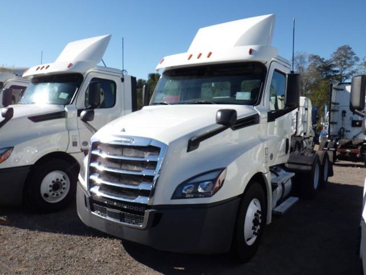 2018-freightliner-cascadia-126-image-1