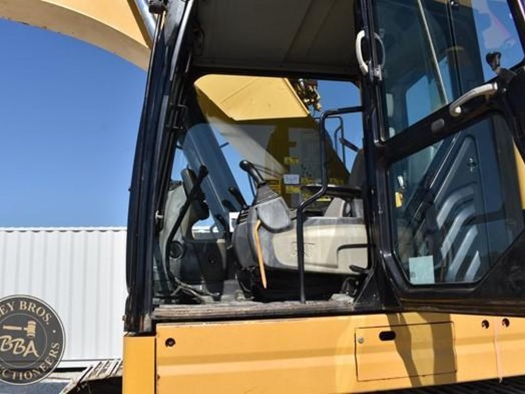 2015-caterpillar-328d-lcr-image-36