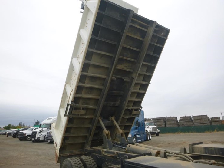 2008-sterling-lt9500-image-10