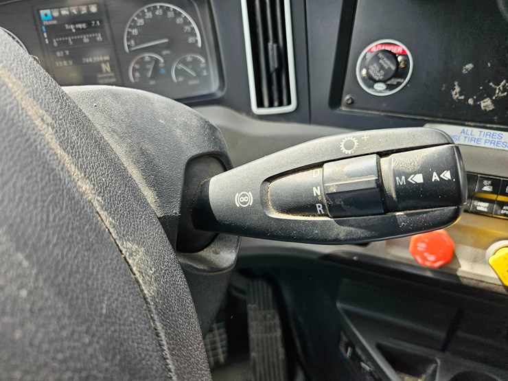 2019-freightliner-cascadia-126-image-63