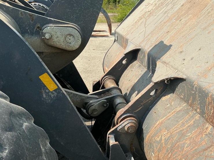 2018-deere-524k-image-29