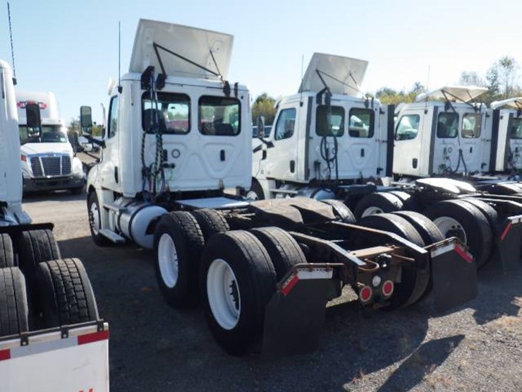 2018-freightliner-cascadia-126-image-8