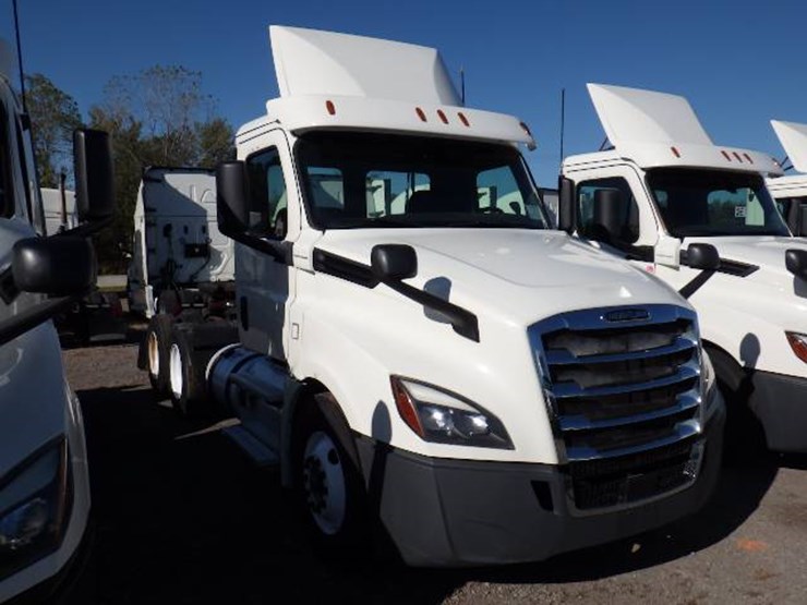 2018-freightliner-cascadia-126-image-2