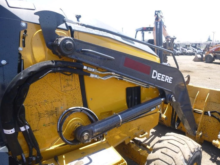 2021-deere-210l-image-23