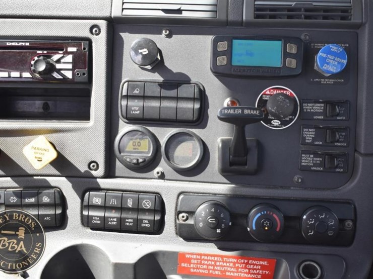 2015-freightliner-cascadia-125-image-22