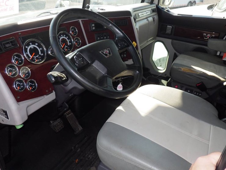 2020-western-star-5700xe-image-9