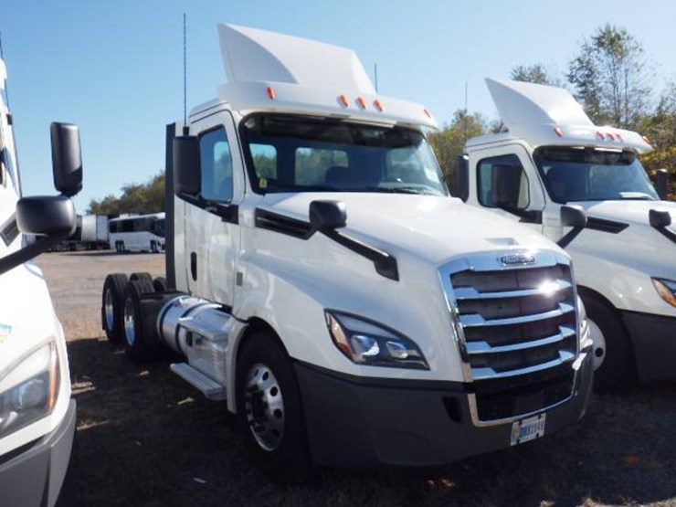 2018-freightliner-cascadia-126-image-3