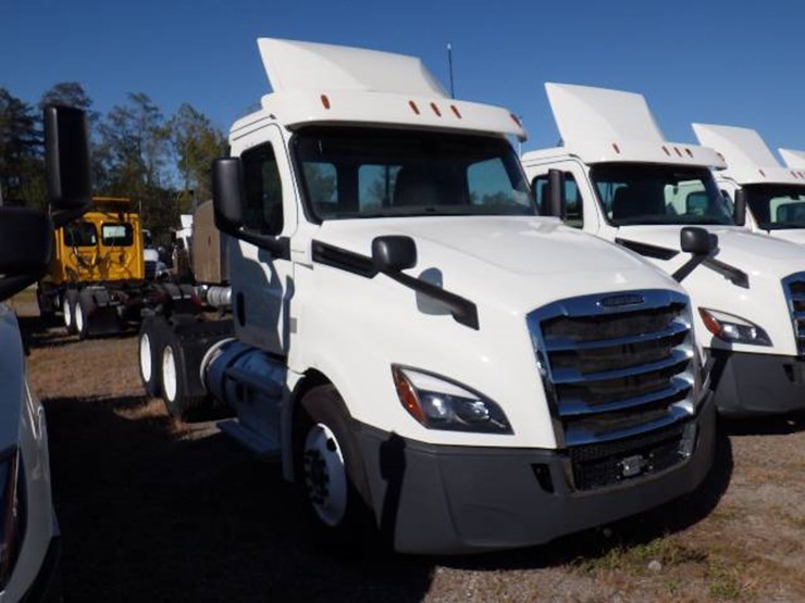 2018-freightliner-cascadia-126-image-2