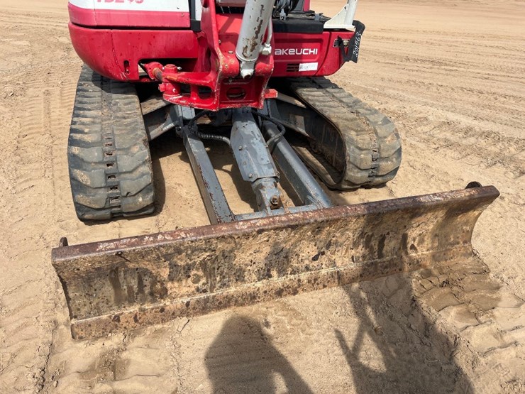 2017-takeuchi-tb240-image-24