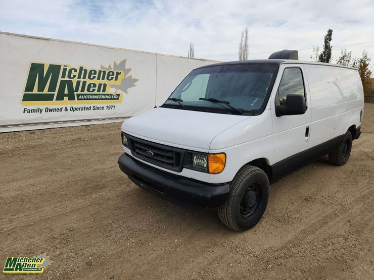 2005-ford-cargo-image-1