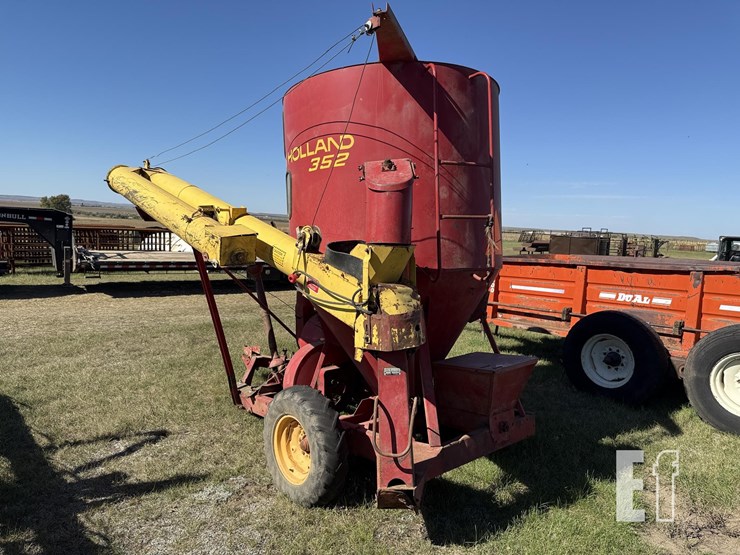 new-holland-352-image-11