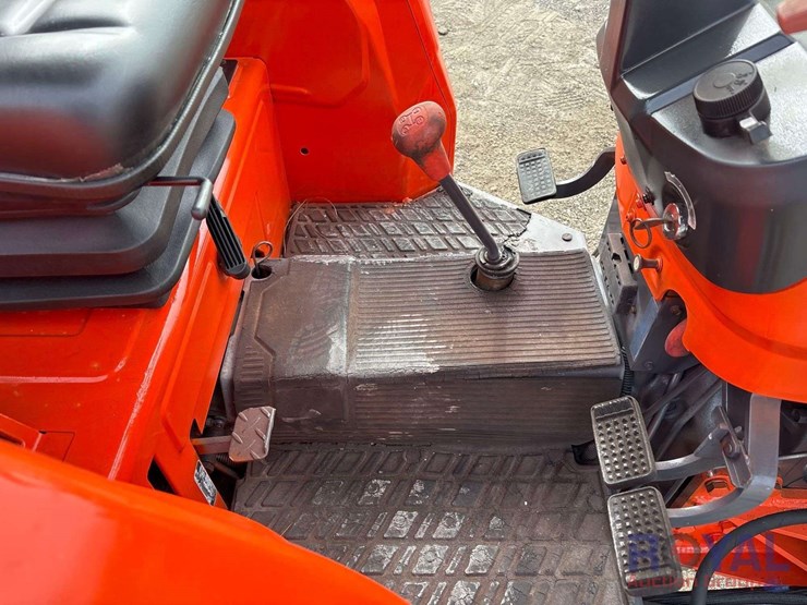kubota-m4700-51hp-utility-loader-tractor-image-9