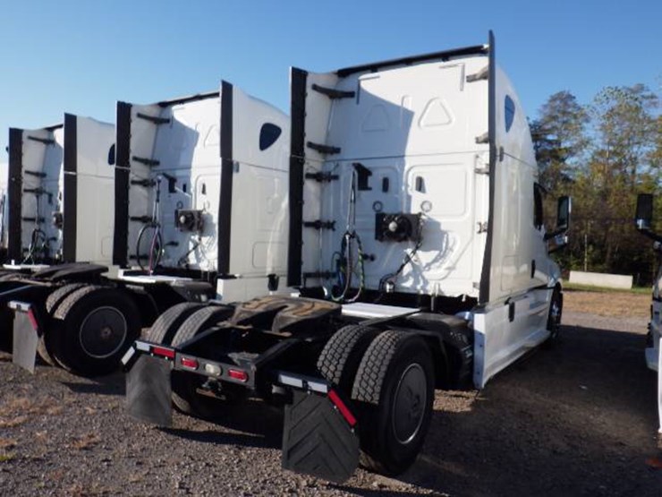 2019-freightliner-cascadia-126-image-8