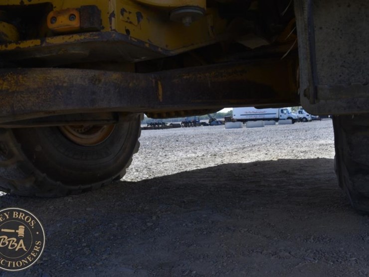 2011-caterpillar-740b-image-48