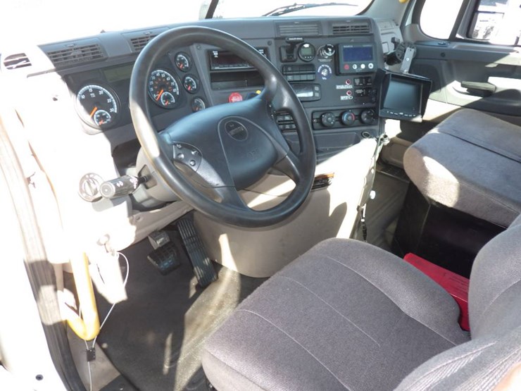 2020-freightliner-cascadia-113-image-10