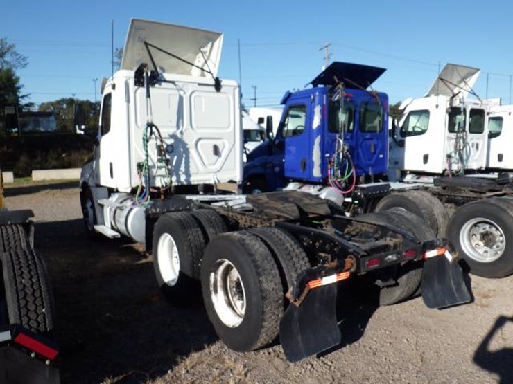 2019-freightliner-cascadia-126-image-7