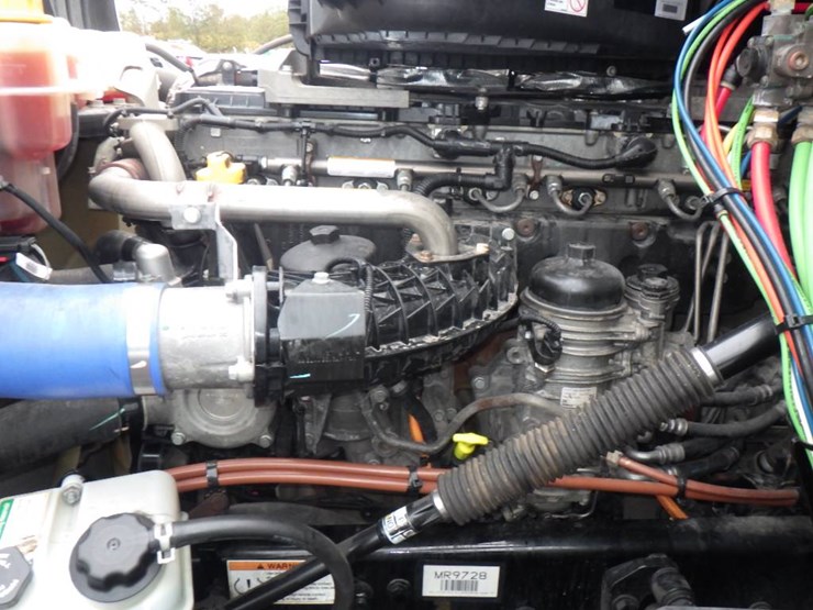 2021-freightliner-cascadia-126-image-12