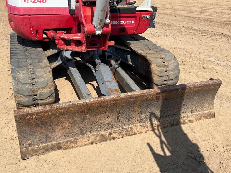 2018-takeuchi-tb240-image-24