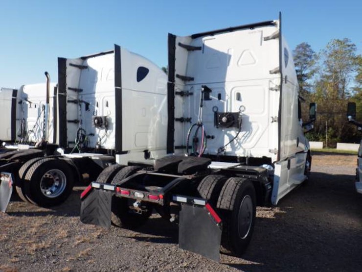 2019-freightliner-cascadia-126-image-6