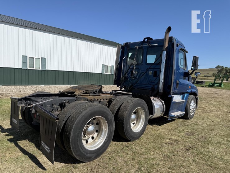 2015-freightliner-cascadia-125-evolution-image-3