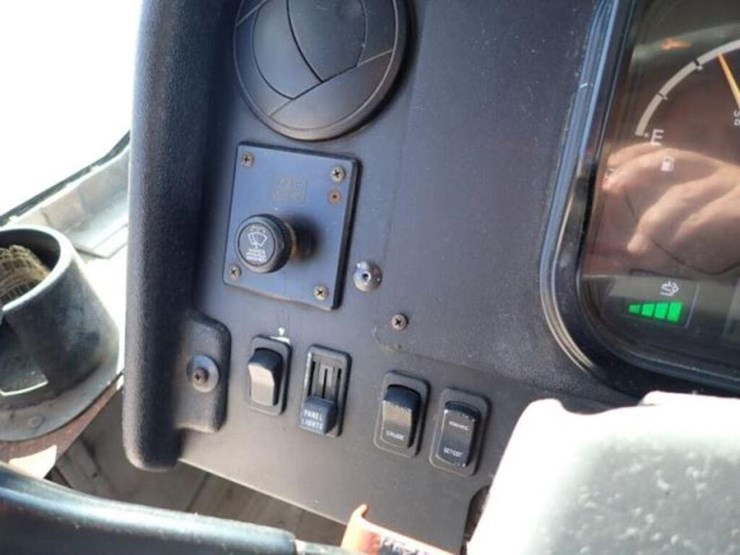 2013-freightliner-mt55-image-18