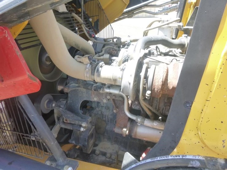 2021-deere-210l-image-33