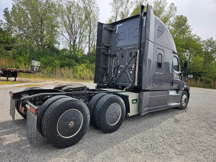 2019-freightliner-cascadia-126-image-19