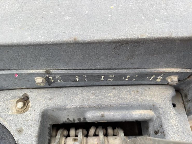 2012-deere-210lj-image-37
