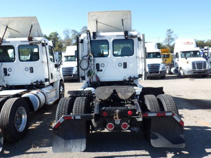 2017-freightliner-cascadia-113-image-5