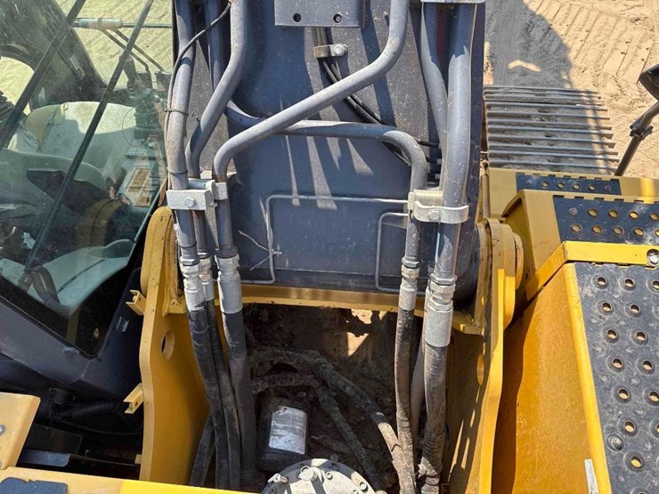 2017-deere-350g-lc-image-25