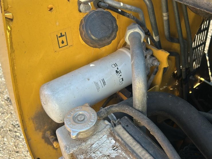 2011-new-holland-l215-image-26