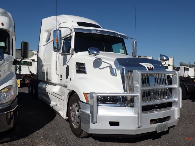 2020-western-star-5700xe-image-2