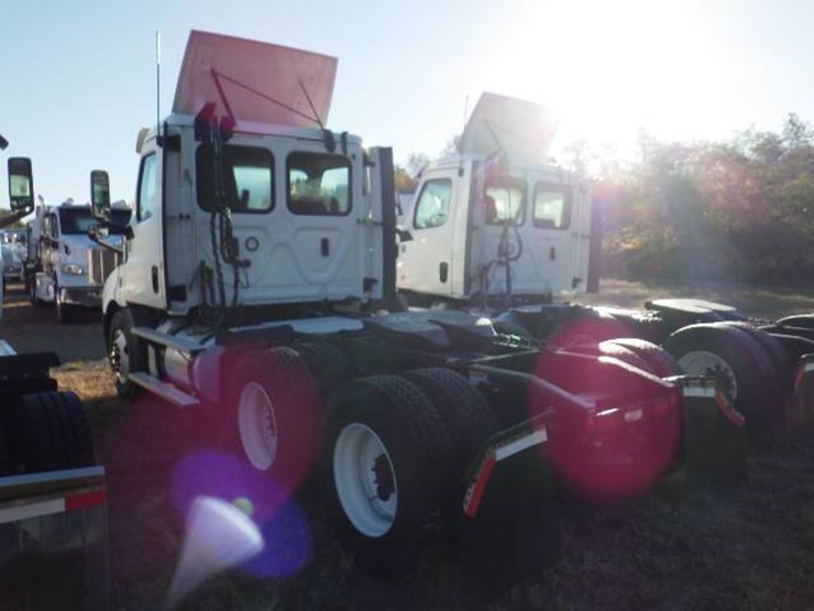 2020-freightliner-cascadia-116-image-8