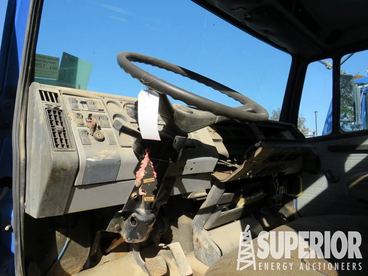 1997-freightliner-fl106-image-7