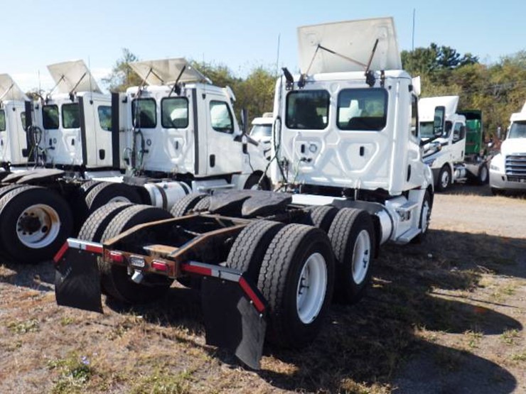 2018-freightliner-cascadia-126-image-6