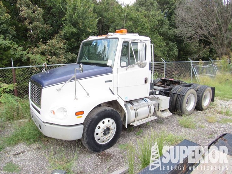 2000-freightliner-fl112-image-5