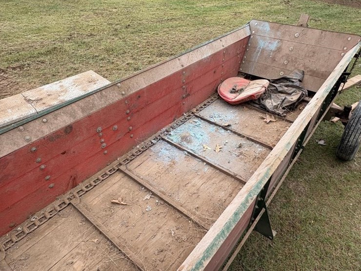new-idea-ground-driven-manure-spreader-image-4