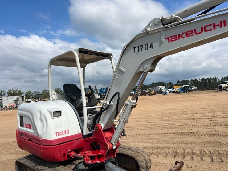 2017-takeuchi-tb240-image-23