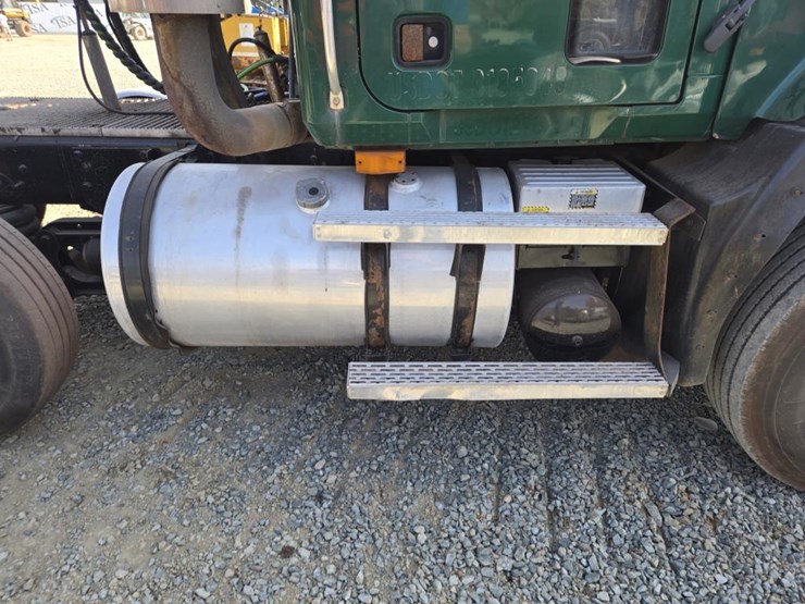 2005-mack-cl733-image-15