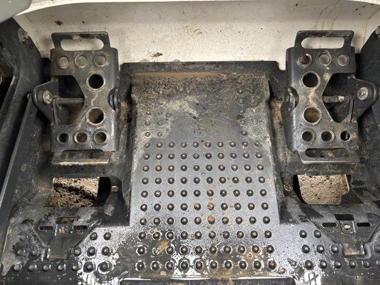 2021-bobcat-t770-image-32